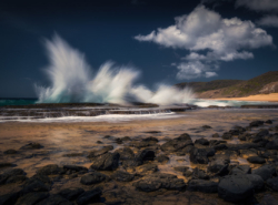 Ondas fazem “splash” ao bater nas pedras na Praia do Leão, em Fernando de Noronha/PE. Esta praia é protegida por abrigar ovos de tartarugas.<br><span class="btnsku">SKU ⇢ FNNR001</span> <a class="btnfineart" href="https://fotoexplorer.com/fine-art/#orca" target="_blank" rel="noopener">PEDIR ORÇAMENTO</a> Praia do Leão, Fernando de Noronha