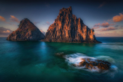 Os montes gêmeos são formações rochosas similares que emergem do fundo do Oceano Atlântico. Estão localizados na Praia da Cacimba do Padre, em um dos litorais mais espetaculares do Brasil.<br><span class="btnsku">SKU ⇢ FNNR002</span> <a class="btnfineart" href="https://fotoexplorer.com/fine-art/#orca" target="_blank" rel="noopener">PEDIR ORÇAMENTO</a> Morro Dois Irmãos, Fernando de Noronha