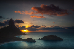 O Forte de Nossa Senhora dos Remédios localiza-se ao norte de Fernando de Noronha. Assim também, seu mirante é um dos melhores lugares para apreciar o pôr do sol na ilha.<br><span class="btnsku">SKU ⇢ FNNR007</span> <a class="btnfineart" href="https://fotoexplorer.com/fine-art/#orca" target="_blank" rel="noopener">PEDIR ORÇAMENTO</a> Forte Nossa Senhora dos Remédios, Fernando de Noronha