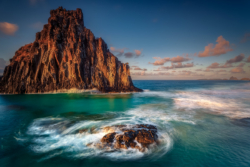 O Morro dos Dois Irmãos está localizado em frente à Praia da Cacimba do Padre, extremo norte de Fernando de Noronha/PE. Certamente, é um convite irresistível para os aventureiros em busca de vistas panorâmicas deslumbrantes.<br><span class="btnsku">SKU ⇢ FNNR008</span> <a class="btnfineart" href="https://fotoexplorer.com/fine-art/#orca" target="_blank">PEDIR ORÇAMENTO</a> Morro dos Dois Irmãos