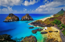 Pode-se apreciar os Morro dos Dois Irmãos tendo o vasto oceano como pano de fundo. Certamente, é uma das visões mais espetaculares do arquipélago de Fernando de Noronha que se estende até onde os olhos podem ver.<br><span class="btnsku">SKU ⇢ FNNR010</span> <a class="btnfineart" href="https://fotoexplorer.com/fine-art/#orca" target="_blank">PEDIR ORÇAMENTO</a> Morro dos Dois Irmãos, Fernando de Noronha
